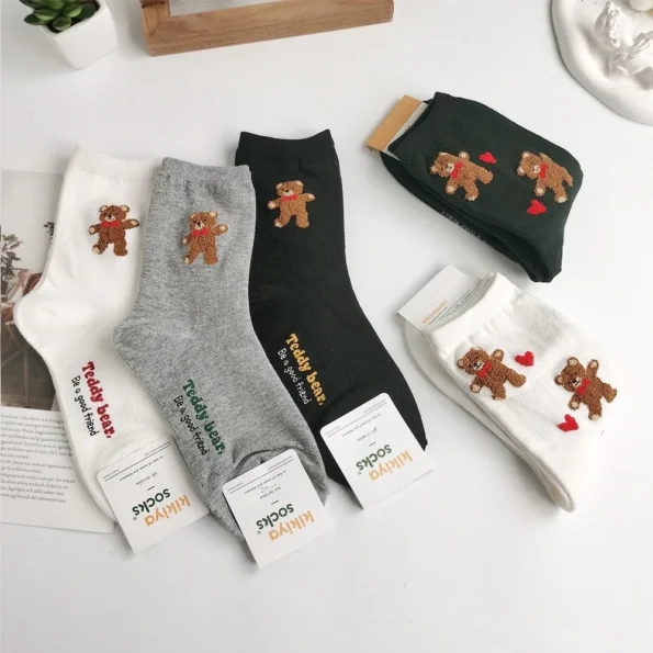 Chaussettes brodées ourson pour femme – Confort et fantaisie